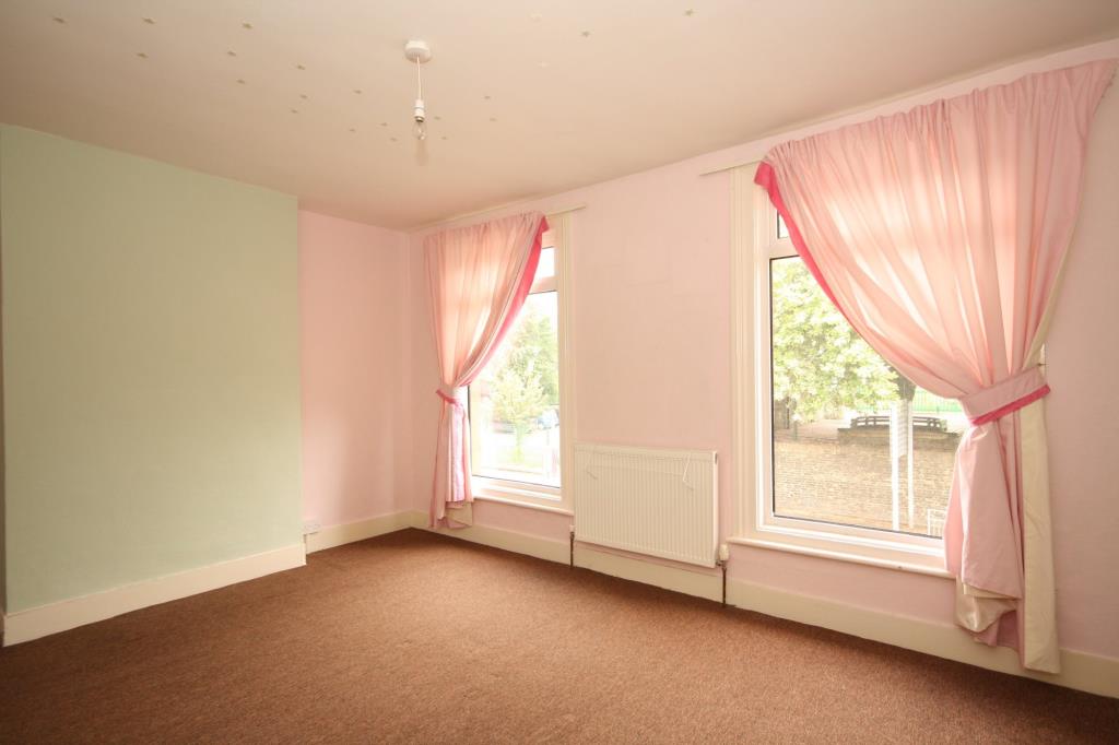 Lot: 79 - TERRACE HOUSE FOR INVESTMENT - Internal room 1
